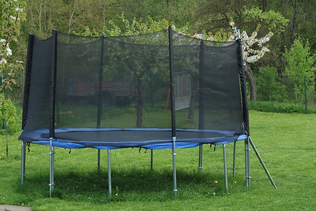 trampolína s ochrannou sítí